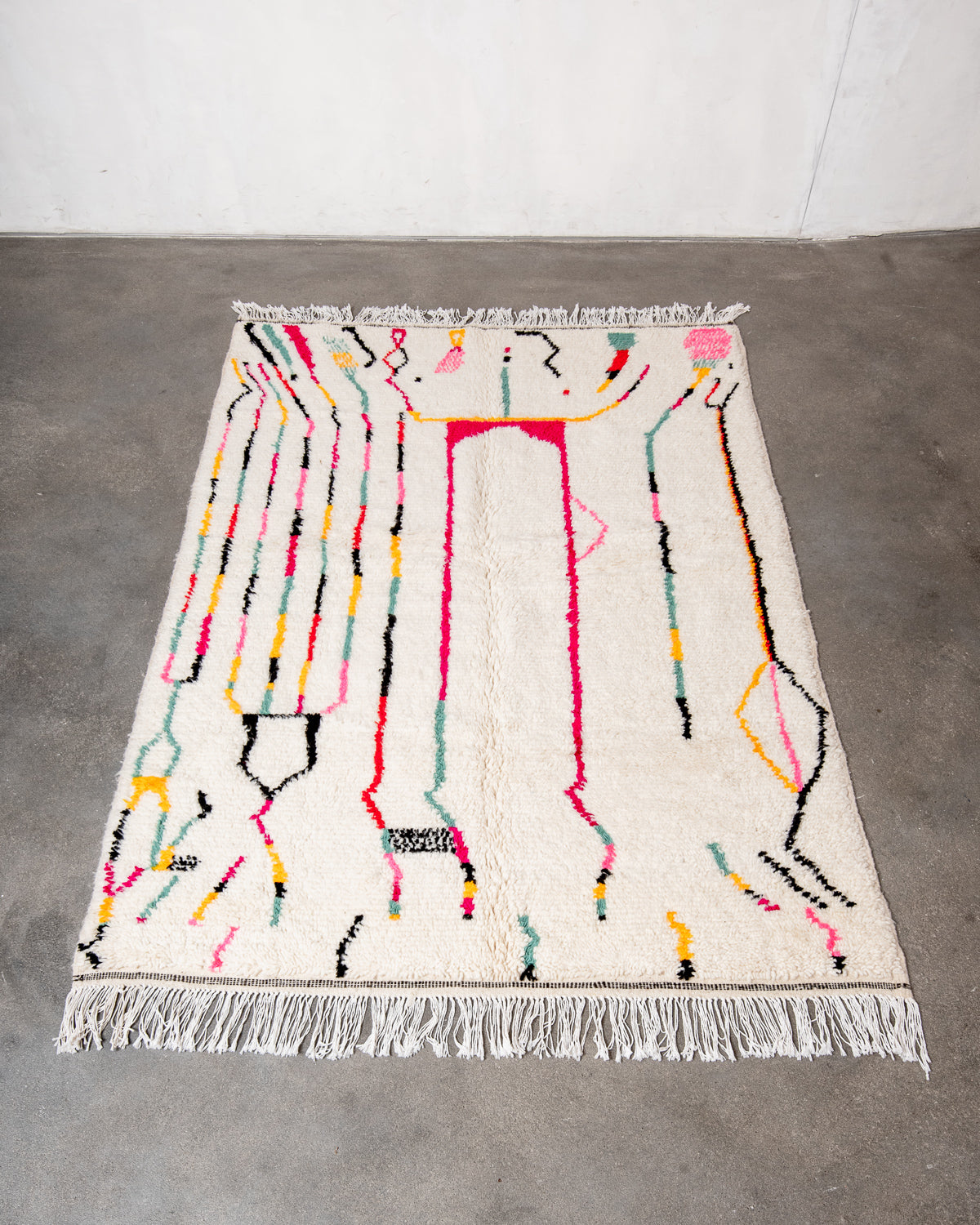 Modern designer handcrafted Berber rug from Morocco. Azilal rug with beautiful colors and patterns. Made of sheep’s wool and colourful cotton.